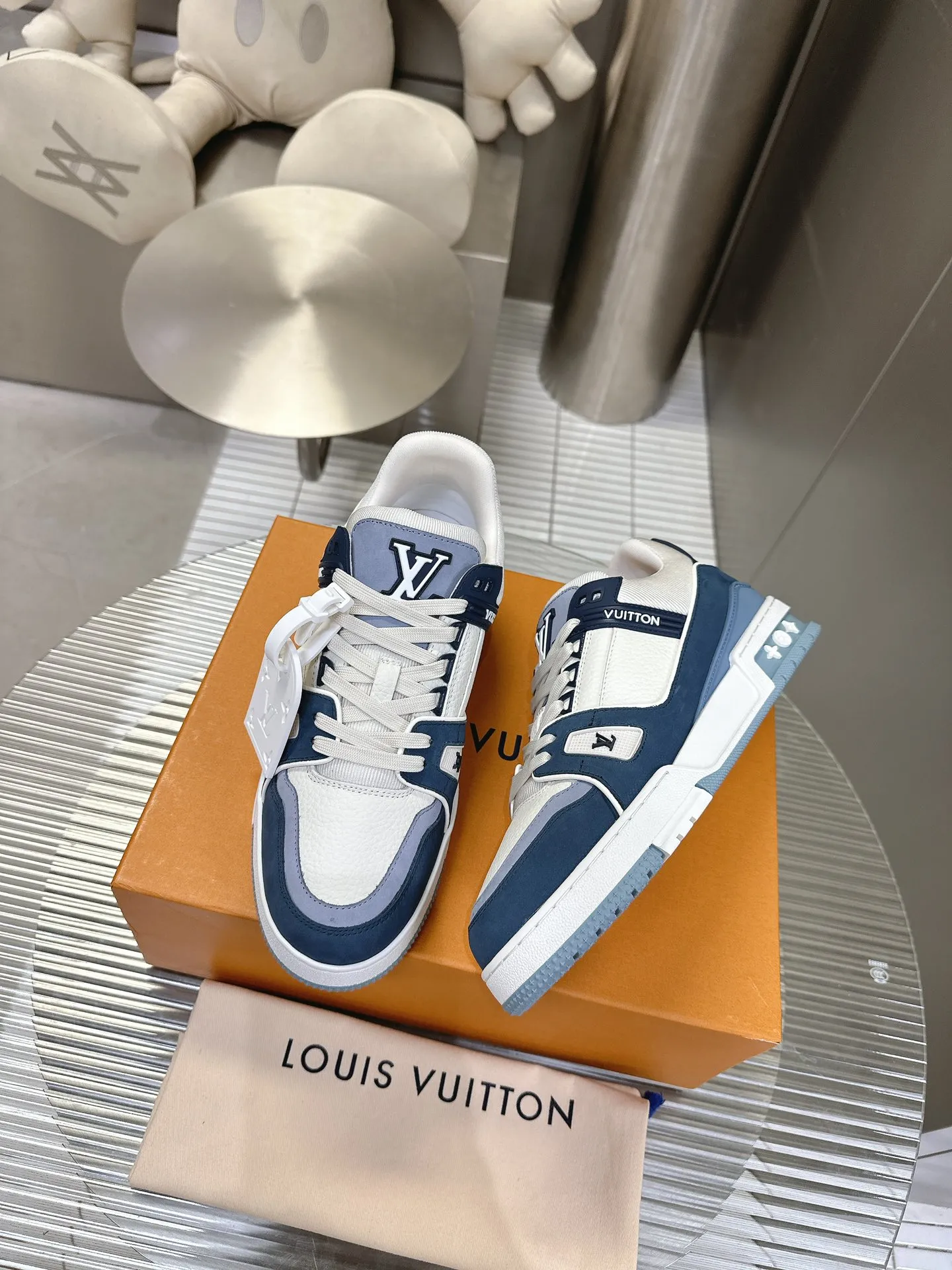 👟👟Ex-factory price 840👟👟The highest version on the Internet⚠️Feel free to compare! 2021🔥New model, purchase quality LV~Louis Vuitton by Virgin Abloh’s best-looking sneakers, Donkey Brand strongly recommends new products, official website limited edition retro basketball sneakers! Both high and low tops cost money to purchase 1:1 accurate replicas of the originals. The details are invincible, full of sincerity, imported custom-made original cowhide, the original package method is the same, the details are 100% restored, and the private model customized the original one-piece T👟👟factory price U outsole, which is different from other brands. Without the original version, this effect cannot be achieved! 35-45 (46 is custom-made and non-refundable) Some colors are available in women’s styles